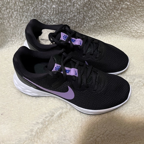 Nike Shoes - NIKE WOMENS REVOLUTION 6 RUNNING SHOES SIZE 8.5 NEW!